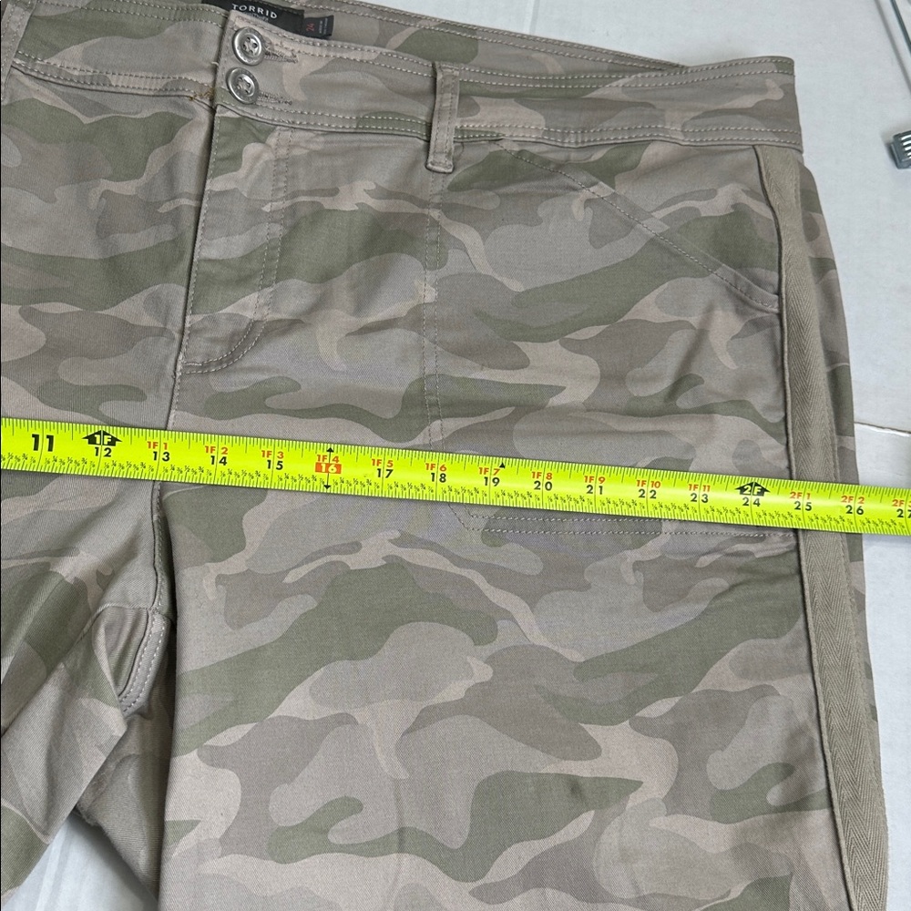 Torrid Sz 24 Women's Light Neutral Camouflage Cropped Pants - Picture 10 of 16